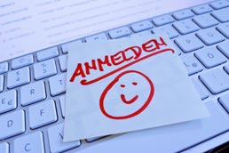 Notizzettel "Anmelden" auf Tastatur